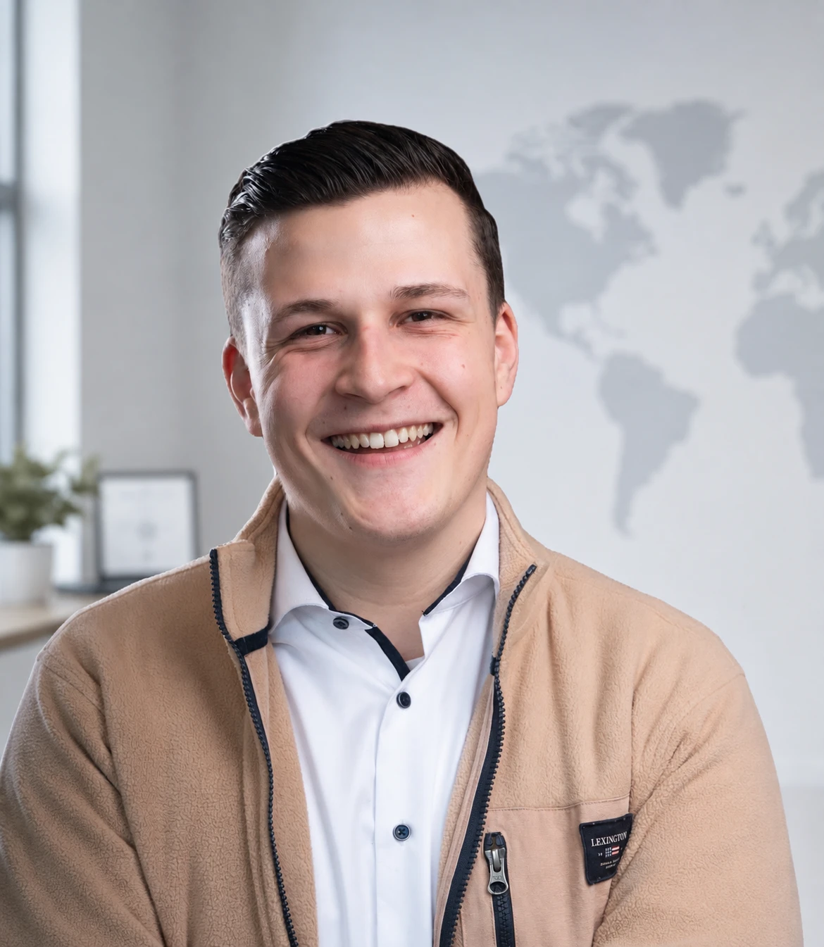 Clean modern background with soft beige and light grey gradients for the portrait of independent insurance broker Christian Keller.